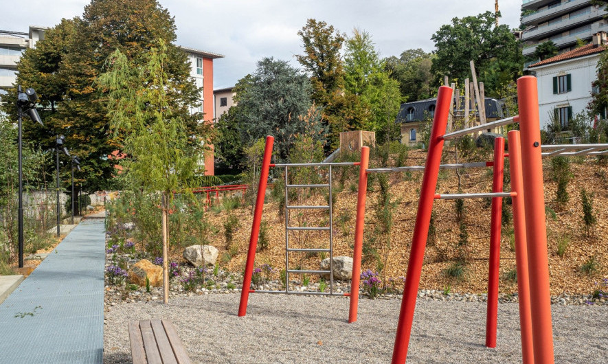 Durchlässiger Boden und vielfältige Bepflanzung auf dem neuen Spielplatz. © Stadt Lugano, Abteilung für städtische Räume und öffentliche Grünflächen