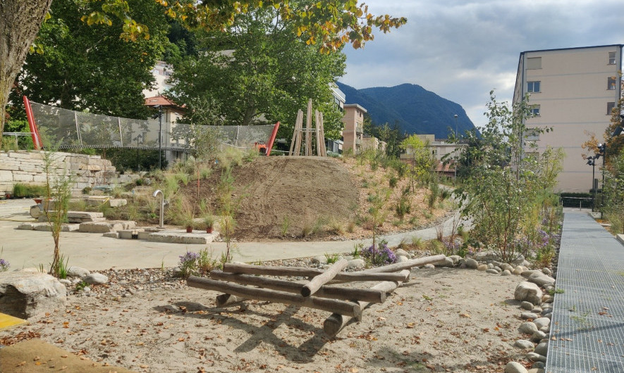 Mauerarbeiten unter Verwendung von wiederverwerteten Steinen aus lokalen Abbruchstellen. © Stadt Lugano, Abteilung für städtische Räume und öffentliche Grünflächen